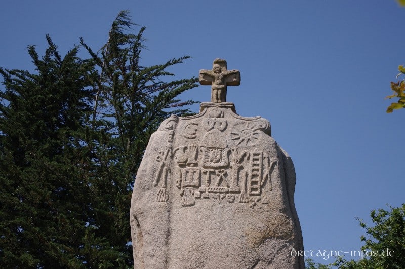 Menhir St. Uzec - christliche Symbole