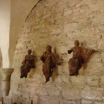 Abbaye de Beauport - Figuren im Eingangsbereich